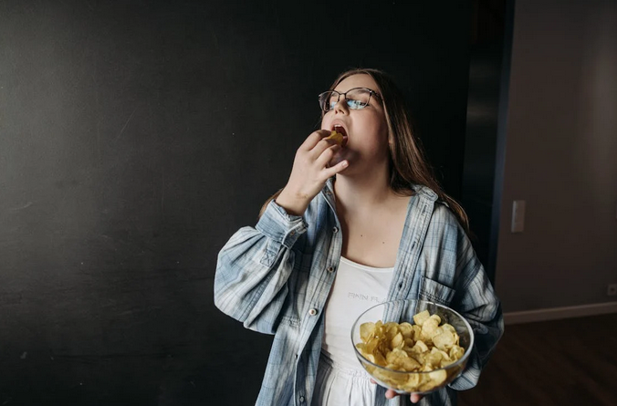 The Relationship Between Sleep Quality and Cravings: Can Herbal Ingredients Help Your Diet?